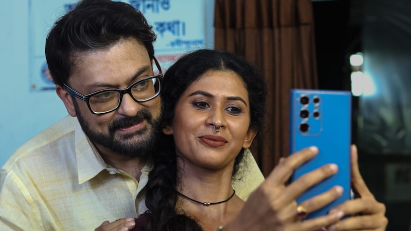 এখানে এক গ্রামের মেয়ের গল্প তুলে ধরা হয়েছে৷ যার নাম মুর মুর্মু। প্রচন্ড মেধাবী। পড়াশোনার পাশাপাশি খেলাধূলাতেও সমান দক্ষ। উচ্চ শিক্ষার জন্য সে পৌঁছায় শহর কলকাতায়। ভর্তি হয় শহরের এক নামী বিশ্ব বিদ্যালয়ে। নতুন শহর, নতুন সম্পর্ক, প্রেম, বন্ধুত্ব। কিন্ত হঠাৎই হোস্টেলের রুমে এক বান্ধবীর আত্মহত্যা বদলে দেয় ঝুমুরের জীবন। 