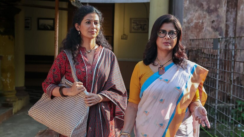 যে স্বপ্ন নিয়ে ঝুমুর এসেছিল এই শহরে, সেই স্বপ্ন যেন রাতারাতি বদলে যায়৷ বদলে যার জীবনের প্রতি তাঁর ধারনাও৷ বান্ধবীর আত্মহত্যার কারণ খুঁজতে গিয়ে, ঝুমুরের মনে হয়, এই শিক্ষা প্রতিষ্ঠান গুলোতে কি মেয়েরা আদৌ সুরক্ষিত?