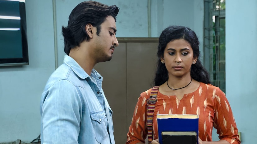 একদিন নিজের আত্মরক্ষার জন্য ঝুমুরকে লড়াই করতে হয়েছে গ্রামের জঙ্গলের মানুষখেকো শিয়ালের সঙ্গে। কিন্ত আজ কি সে এই শহর কলকাতার মানুষরূপী নরখাদকদের সঙ্গে লড়াই করতে পারবে?সে গল্প বলবে এই ছবি৷ 