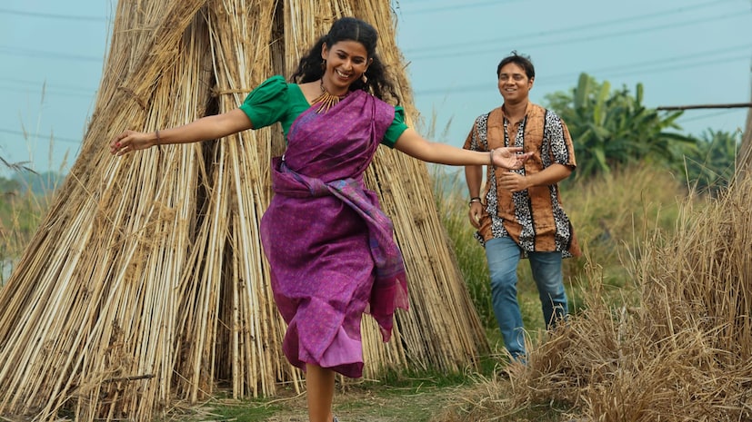 বড় পর্দায় নারী শক্তির উদযাপন৷ মুক্তির অপেক্ষায় বাংলা ছবি ঝুমুর৷ ছবি জুড়েই নারী ক্ষমতায়নের কথা তুলে ধরেছেন পরিচালক বরুণ দাস৷ ছবির মুখ্য ভূমিকায় রাজশ্রী৷ তিনি আবার এই ছবির সহ প্রযোজকও বটে৷ মেয়েদের লড়াই তাঁদের নিজেদের করতে হবেন, সমাজে মাথা তুলে দাঁড়াতে নিজেদের শক্ত হাতে দমন করতে হবে শত্রুদের, সেই বার্তা দেবে এই ছবি৷ 
