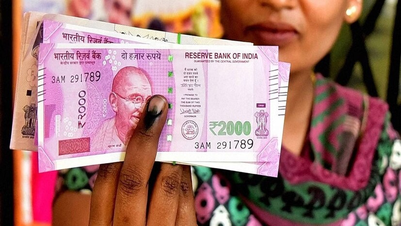 সম্প্রতি RBI ২০০০ টাকার নোট সংক্রান্ত একটি গুরুত্বপূর্ণ আপডেট প্রকাশ করেছে৷ সর্বশেষ তথ্য অনুসারে, গত ৩১শে ডিসেম্বর ২০২৪ এর মধ্যে ২০০০ টাকার নোটের ৯৮% এরও বেশি ব্যাঙ্কে জমা হয়েছে বলে ঘোষণা করেছে আরবিআই।