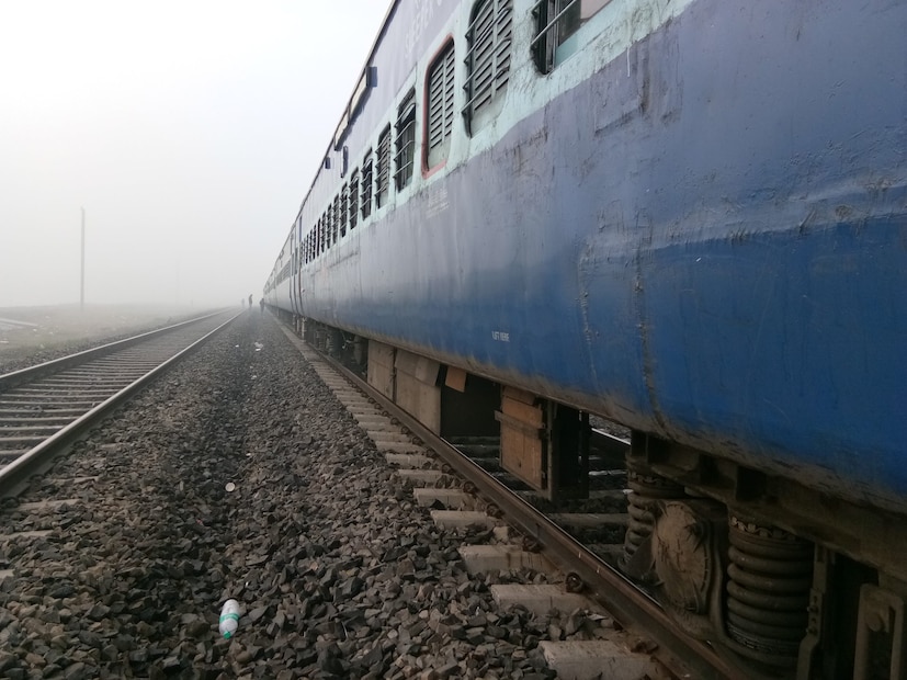 দিল্লি-সহ উত্তর ভারতের কিছু অংশ ঘন কুয়াশার চাদরে ঢেকে গিয়েছে যা অনেক জায়গায় ফ্লাইট ও ট্রেন চলাচলকে প্রভাবিত করেছে। কুয়াশার প্রভাব পড়েছে কলকাতাতেও। ফলে বিমান চলাচলে বিঘ্ন ঘটছে।