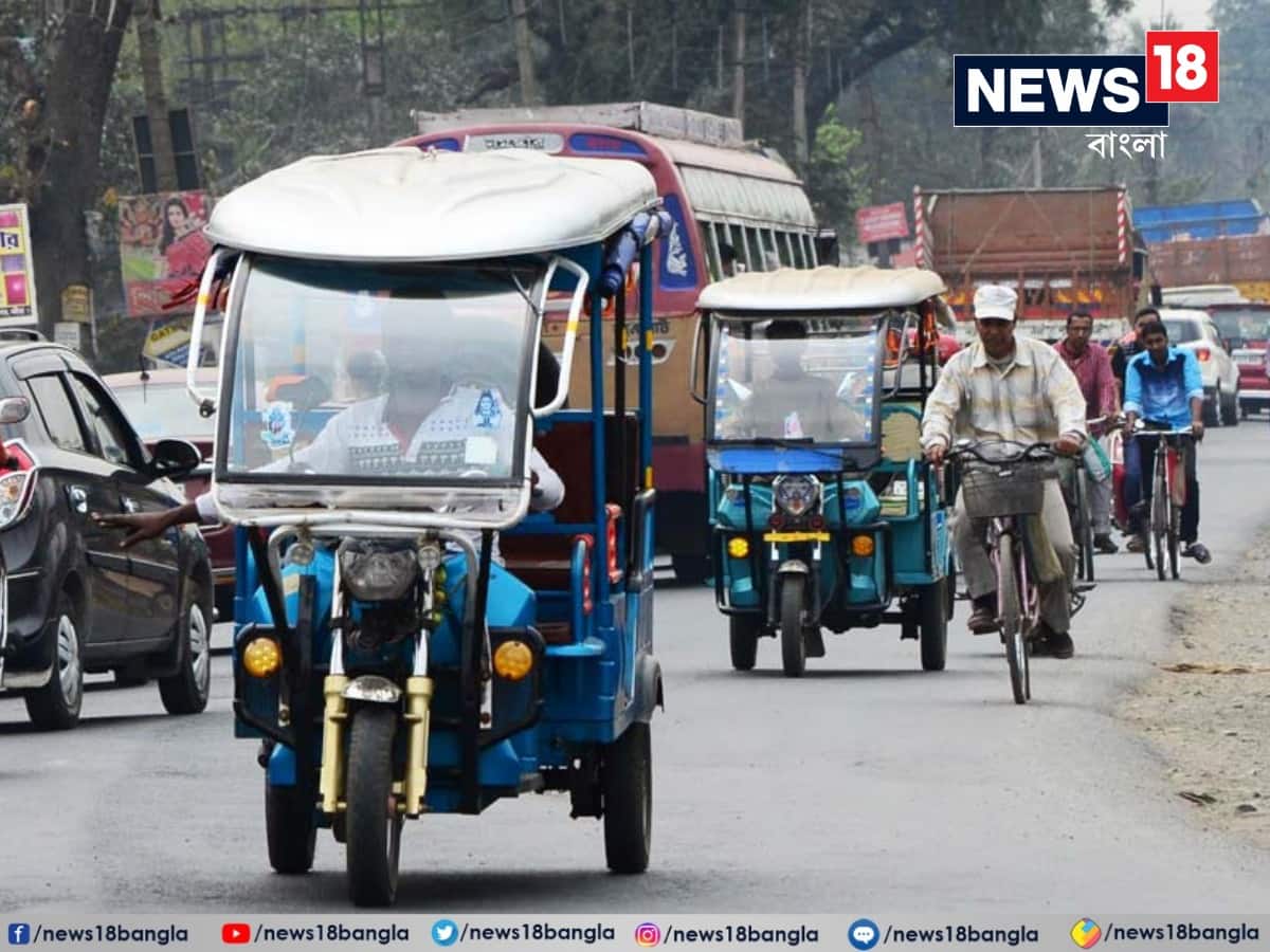 খড়গপুর ২৫ নম্বর ওয়ার্ড বিজেপি নেতা অশোক দের অবৈধ ই-রিক্সা বিক্রির দোকানে অভিযান চালিয়ে ২১টি ই-রিক্সা ও ২৩টি ই-স্কুটার বাজেয়াপ্ত করে দোকানটি সিল করে দেওয়া হয়।