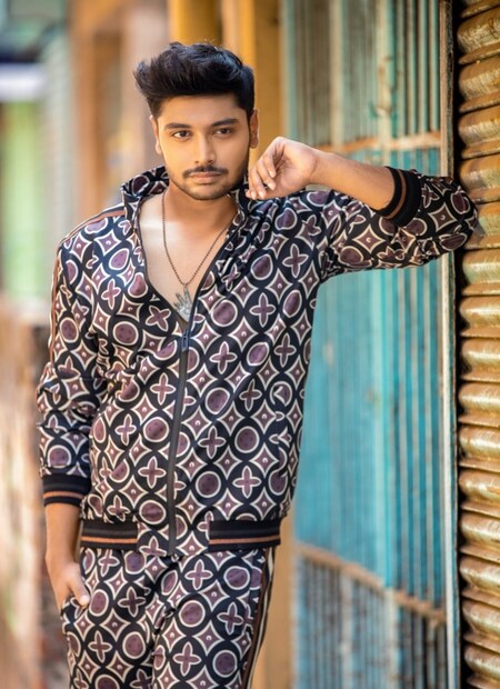 কলকাতা থেকে প্রায় ৫০ কিলোমিটার দূরে শ্যুটিং এর প্রথমদিন, শ্যুটিং চলাকালীন গুলি করে খুন করা হয় শহরের নামকরা অভিনেত্রী অপর্ণা মুখার্জিকে। তার প্রাক্তন স্বামী সৃজন বন্দ্যোপাধ্যায় পেশায় নামকরা চিত্র পরিচালক। ডিভোর্স এর প্রায় তিন বছর পরে শ্যুটিং ফ্লোরে দেখা হয়েছিল অপর্ণা মুখার্জি ও সৃজনের। কিন্তু সেখানেই খুন হয় অপর্ণা মুখার্জি। অন্যদিকে সিআইডির দুই দাপুটে তনন্দকারী অফিসারের হাতে আসে অপর্ণা মুখার্জির খুনের কেস। তদন্তের মধ্যে নাম উঠে আসে ওই সিনেমার হিরো সোহেল খান এর নাম, যিনি বাংলাদেশ থেকে কলকাতাতে এসেছেন। একদিকে সিআইডি আর অন্যদিকে মিডিয়া চ্যানেলের পেজ থ্রি এর ব্রেকিং নিউস, কোন দিকে যাবে ছবির মোড়! ছবির গতি যত এগোতে থাকে,ততই খুনের রহস্য উন্মোচনে মুখ্য ভূমিকা পালন করে মিডিয়া।