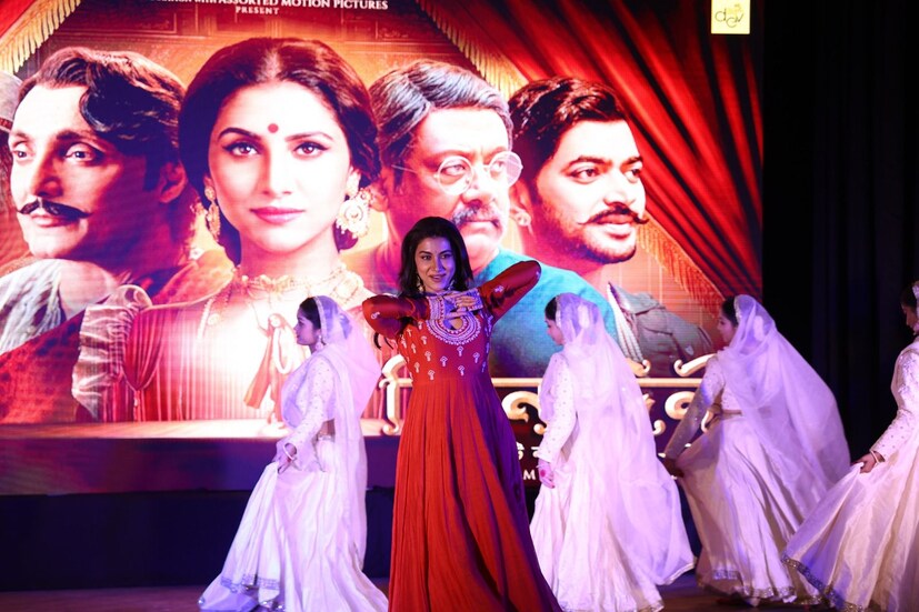 বলাই বাহুল্য, রামকমল মুখোপাধ্যায় যে তাঁর পিরিয়ড ড্রামার কাস্টিংয়ে তাক লাগিয়ে দিয়েছেন। বাকিটা দেখতে হলে অপেক্ষা করতে হবে আগামী ২৩ জানুয়ারি অবধি। কারণ সেদিনই মুক্তি পাচ্ছে ‘বিনোদিনী- একটি নটীর উপাখ্যান’।