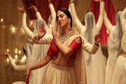 বিনোদিনী হিসেবে প্রথম ঝলকে ফুল মার্কস রুক্মিণীর, কানহা গানের সঙ্গে মঞ্চ মাতালেন