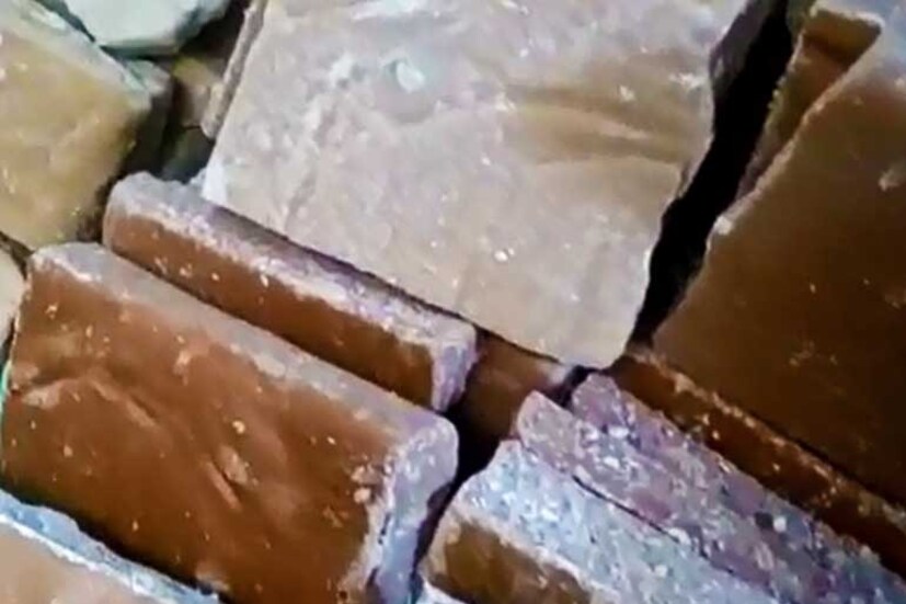 পুষ্টিবিদদের মতে, যে কোনও গুড়ই স্বাস্থ্যকর৷ তবে সবথেকে পুষ্টিকর হল তালপাটালি৷ কারণ এতে গ্লাইসেমিক ইনডেক্স বা জিআই কম৷ এছাড়াও এই গুড় মরশুমি ঠান্ডা লাগা, জ্বর থেকে প্রতিরোধ তৈরি করে৷ সার্বিকভাবে রোগ প্রতিরোধ গড়ে তোলে৷ 