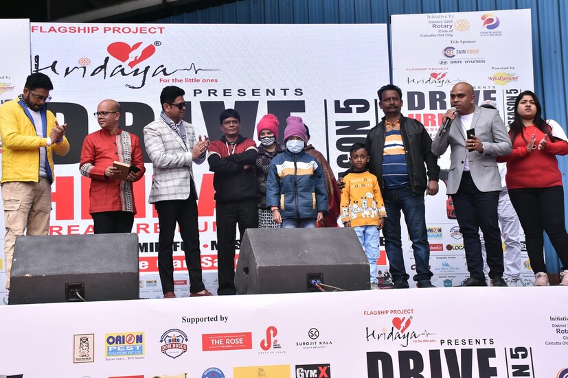 রোটারি ক্লাব অফ ক্যালকাটা ওল্ড সিটি আয়োজিত 'ড্রাইভ হৃদয়া কার র&#x200d;্যালি কলকাতার অন্যতম বিশেষ  অনুষ্ঠান। এবছর এর ষষ্ঠ সিজন, এই র&#x200d;্যালি কেবল একটি রোমাঞ্চকর গাড়ির দৌড় নয় বরং তার চেয়েও বেশি কিছু। এটি সমাজের সুবিধাবঞ্চিত শিশুদের জীবন বাঁচাতে  এক শক্তিশালী অবলম্বন হয়ে উঠেছে। এই উদ্যোগের মাধ্যমে পঞ্চাশটি ছোট্ট সুপারহিরোদের হার্ট অপারেশন সফলভাবে সম্ভব হয়েছে। 