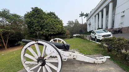 বিধানসভার উত্তরের গেটেই রয়েছে দুই 'সম্পদ'! সাধারণের কাছে গৌরব পৌঁছে দিতে বড় উদ্যোগ! বিধানসভার উত্তরের গেটেই রয়েছে দুই 'সম্পদ'! সাধারণের কাছে গৌরব পৌঁছে দিতে বড় উদ্যোগ!