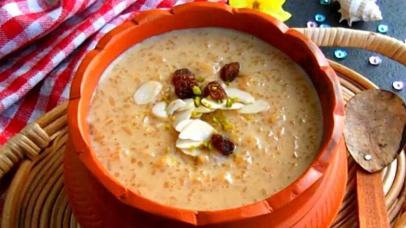আখ বা খেজুররে রস দিয়ে গুড় তৈরি করা হয়, যা পরিশোধন করার পরেই গুড় হিসাবে প্রক্রিয়াকরণের জন্য উপযুক্ত। গুড় বেশিরভাগই অস্বাস্থ্যকর অবস্থায় তৈরি করা হয় এবং যদি কাঁচা উপাদানগুলি সঠিকভাবে পরিষ্কার না করা হয় তবে গুড় জীবাণু এবং সংক্রামক বহন করতে পারে। সুতরাং, নিশ্চিত করুন যে আপনি একবারে খুব বেশি গুড় খাবেন না।