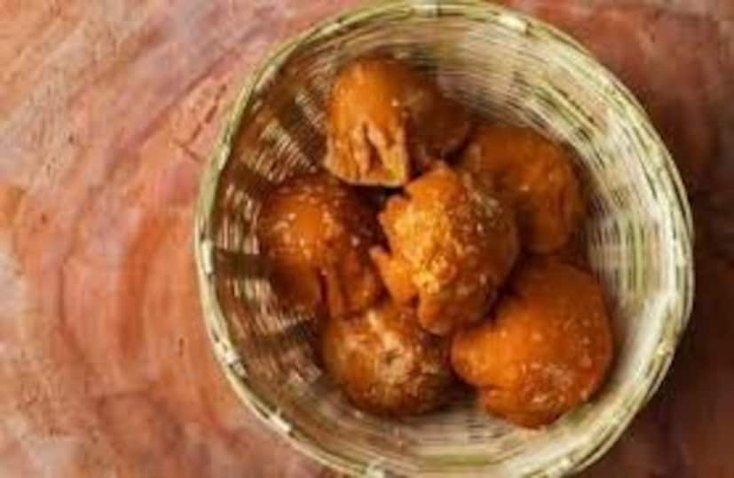 কখনও কখনও গুড়ের অত্যধিক সেবনে পেট ব্যথা, সর্দি, কাশি, বমি বমি ভাব, মাথাব্যথা এবং বমি ইত্যাদির মতো বিভিন্ন অ্যালার্জি হতে পারে। তাই, গুড় খাওয়ার সময় সর্বদা সতর্ক থাকুন।