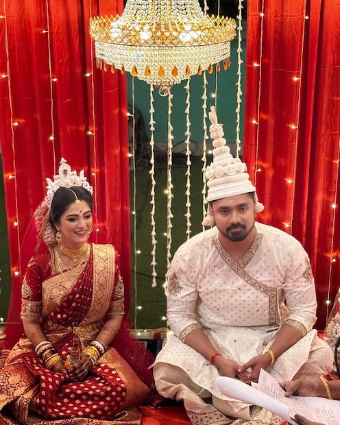 ধুমধাম করে বিয়ে করলেন টেলিপাড়ার অন্যতম জনপ্রিয় জুটি শ্বেতা-রুবেল। টুকটুকে লাল বেনারসিতে সেজে উঠেছিলেন শ্বেতা, গা ভর্তি গয়না, মাথায় মুকুট আর মুখে হাসি। রুবেল নজর কাড়লেন ঘিয়ে রঙা পাঞ্জাবিতে। দীর্ঘ দিন প্রেম করার পর নতুন সংসার শুরু করলেন তাঁরা। 