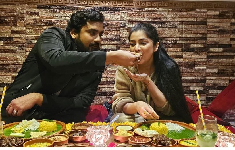 সিরিয়ালে একসঙ্গে অভিনয় করতে করতে প্রেম এবং তার পর এখন বিয়ে৷ ‘যমুনা ঢাকি’র সেটে তাঁদের দেখ৷ সেখানে দু’জনেই ছিলেন লিড রোলে৷ ফলে দু’জনেরই দারুণ জনপ্রিয়তা৷ তাঁরা একসঙ্গে পথ চলুন, চেয়েছিলেন তাঁদের ফ্যানরাও৷ 
