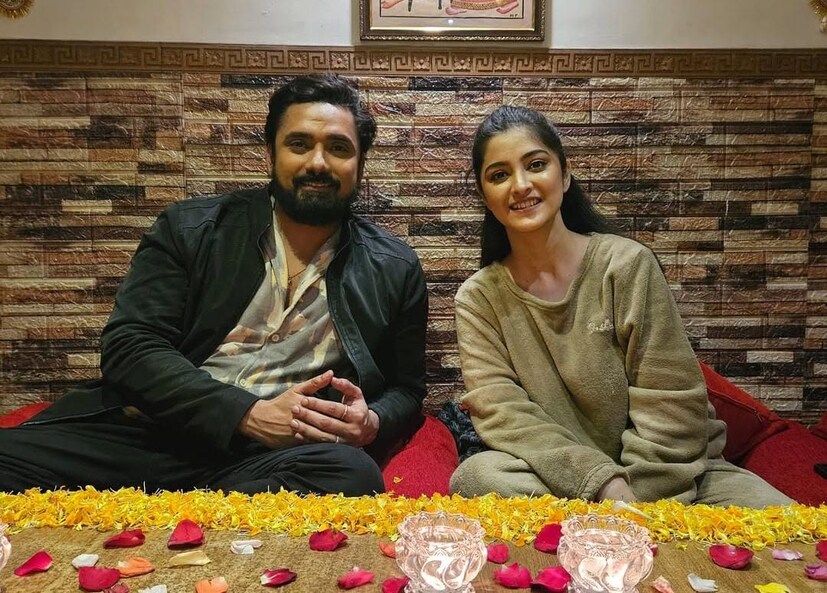 গতকাল হয়েছিল শ্বেতার বাড়ির আইবুড়ো ভাত৷ এবার বিয়ের অন্যান্য আচর পালন চলছে৷ তার মধ্যেই হাতে মেহেন্দি পরেছেন শ্বেতা৷