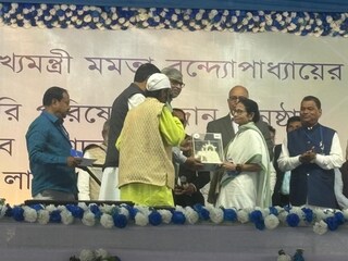 মুর্শিদাবাদের নবাব বাহাদুর ইন্সটিটিউট ময়দানে সোমবার সভা করলেন মুখ্যমন্ত্রী মমতা বন্দ্যোপাধ্যায়। সেখানেই দিলেন সুখবর। আবার শুরু করা হচ্ছে দুয়ারে সরকার। ২৪ জানুয়ারি থেকে ১ ফ্রেব্রুয়ারী অবধি হবে। ন্যায্য অধিকার যা থাকবে তা ২৮ তারিখের মধ্যে দেওয়া হবে।
