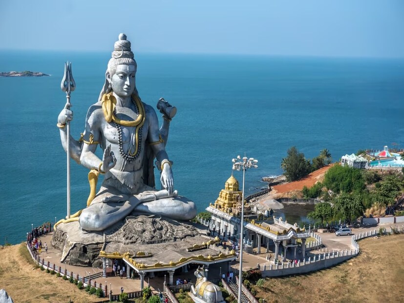 মহাশিবরাত্রির জন্য অধীর আগ্রহে অপেক্ষা করছেন শিবভক্তরা। বিশ্বাস করা হয় যে, এই দিনে উপবাস পালন করে এবং আচার-অনুষ্ঠান মেনে ভগবান ভোলানাথের পূজা করলে জীবনের সমস্ত কষ্টের অবসান হয় এবং সমস্ত মনোবাঞ্ছা পূরণ হয়।