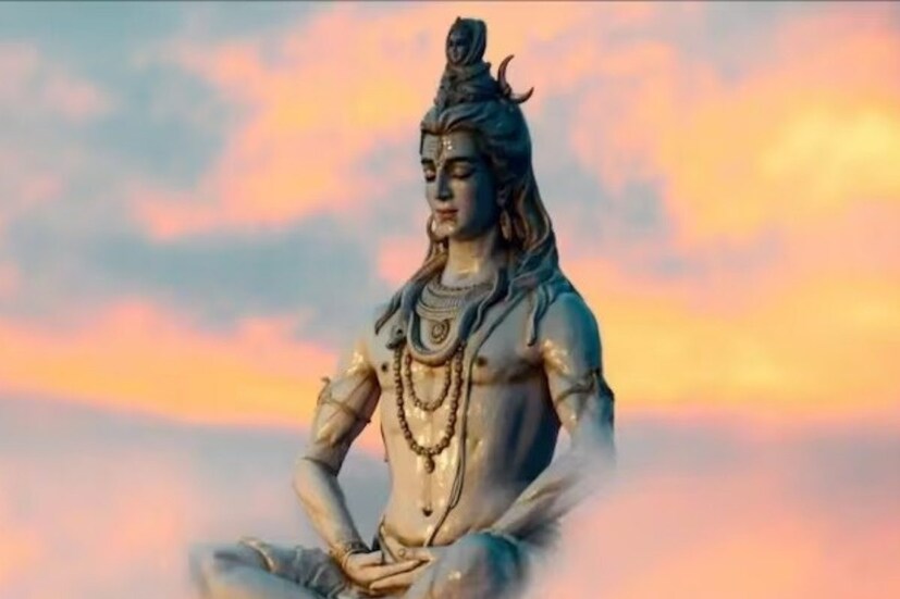 মহাশিবরাত্রির দিনে বিশেষ করে রাত জাগা, উপবাস এবং রুদ্রাভিষেক করা হয়। বিশ্বাস করা হয় যে এই দিনে শিবলিঙ্গে জল, দুধ, মধু, দই, ঘি এবং বেলপত্র অর্পণ করলে ভগবান শিব সন্তুষ্ট হন এবং ভক্তদের বিশেষ আশীর্বাদ করেন।