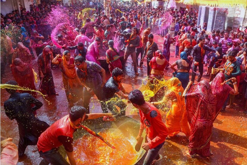 ২০২৪ সালের মতো এবারও হোলির তারিখ নিয়ে মানুষ বিভ্রান্ত হচ্ছে। কেউ বলছেন হোলি পালিত হবে ১৪ মার্চ, আবার কেউ বলছেন হোলি পালিত হবে ১৫ মার্চ। এই প্রতিবেদনে আমরা জানাব বৈদিক ক্যালেন্ডার অনুযায়ী কোন তারিখে হোলি পালিত হবে।