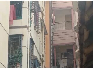 একটির গায়ে হেলে পড়েছে আরও একটি বাড়ি। ভয়ঙ্কর দৃশ্য বেলেঘাটায়। ছবি- নিজস্ব