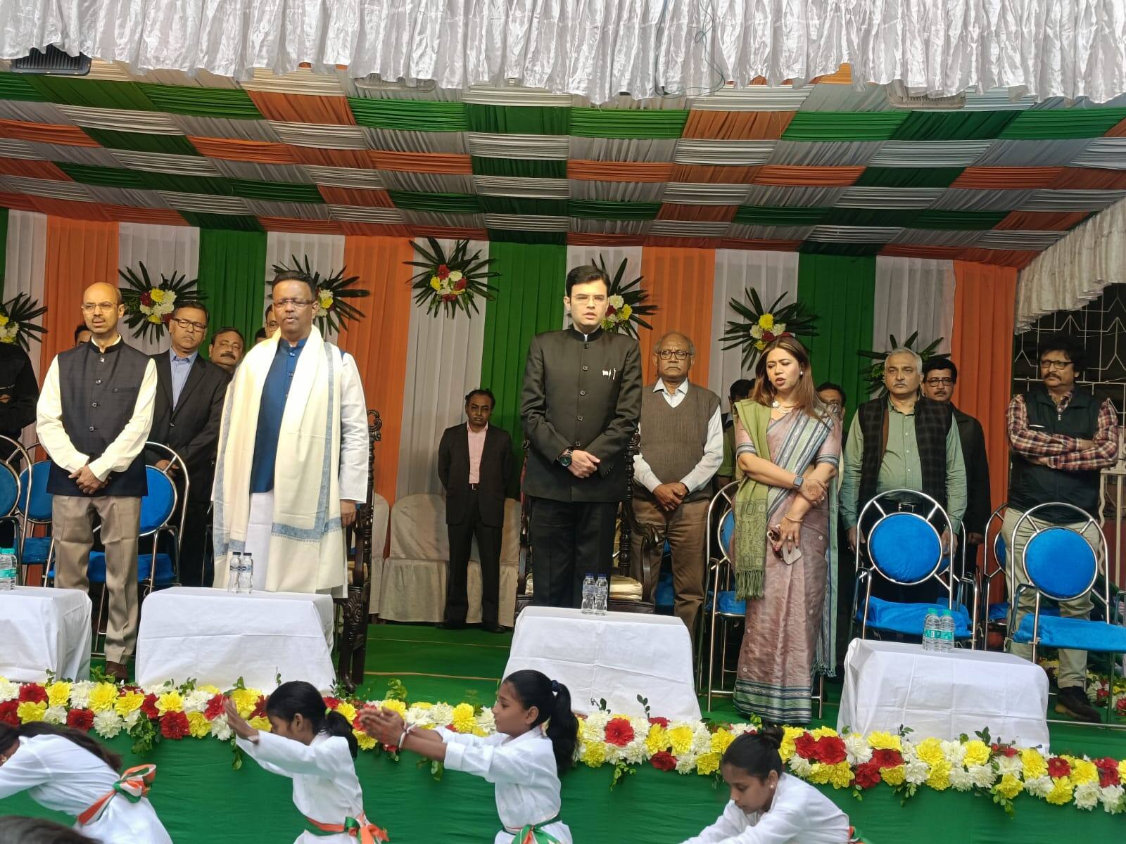 প্রজাতন্ত্রে ছোটদের ফিরহাদ বক্তব্য: যখন আমরা পাঁচ বছরের ছিলাম তখন জানতাম না, সংবিধান কী? গনতন্ত্র কী? এখন সবাই জানি,বাবা কাকার মোবাইল চুরি করে সবাই ব্যবহার করি । নতুন মোবাইলের ম্যানুয়ালের কথা বলে বাচ্চাদের দেশের সংবিধান বোঝালেন। সহজ করে বললেন দেশের ম্যানুয়াল, দেশ কীভাবে চলবে, কী করতে হবে সব ওখানে লেখা আছে। ছোটোদের বোঝালেন, দেশের সংবিধানে কী লেখা আছে, আমাদের কর্তব্য কী ইত্যাদি।
