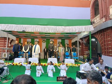 প্রজাতন্ত্রে ছোটদের ফিরহাদ 

বক্তব্য: 

যখন আমরা পাঁচ বছরের ছিলাম তখন জানতাম না, সংবিধান কী? গনতন্ত্র কী? এখন সবাই জানি,বাবা কাকার মোবাইল চুরি করে সবাই ব্যবহার করি । নতুন  মোবাইলের ম্যানুয়ালের কথা বলে বাচ্চাদের দেশের সংবিধান বোঝালেন। সহজ করে বললেন দেশের ম্যানুয়াল, দেশ কীভাবে চলবে, কী করতে হবে সব ওখানে লেখা আছে। 


ছোটোদের বোঝালেন, দেশের সংবিধানে কী লেখা আছে, আমাদের কর্তব্য কী ইত্যাদি।