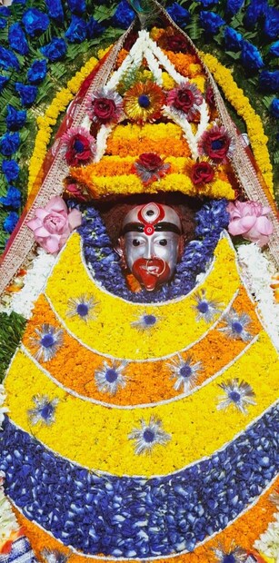 মহা সমারোহে গৃহস্থের বাড়িতে এবং কালীমন্দিরে পালিত হয় রটন্তী কালীপুজো৷ মনে করা হয়, ভক্তি ও নিষ্ঠা ভরে এই পুজো করলে কেটে যায় অমঙ্গলের কালো ছায়া৷ সুখের হয় দাম্পত্য৷ শ্রী, ধনসম্পদে ভরা থাকে সংসার৷ (ছবি: ফেসবুক)