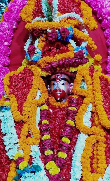 একটি ভূর্জপত্রে লালকালি বা লাল কুমকুম দিয়ে আপনাদের স্বামী স্ত্রী দু’জনের নাম লিখুন। তার পর মধুপূর্ণ শিশিতে সেটি ঢুকিয়ে মুখবন্ধ করে দিন। 