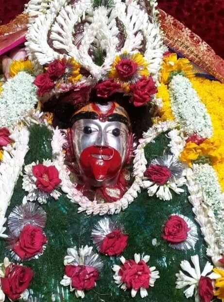 রটন্তীকালী পুজো হয়ে গেলে ওই মধুপাত্র রাখুন আপনার বাড়ির নিত্যপুজোর স্থানে। প্রত্যহ পুজোর সময় দাম্পত্য সুখের জন্য প্রার্থনা করুন। প্রচলিত বিশ্বাস, এর ফলে সংসারে সুখশান্তি বিরাজ করে। প্রেম সংক্রান্ত সমস্যা, প্রেমে বিচ্ছেদ থেকে দাম্পত্য কলহে মুক্তি পাওয়া যায়।