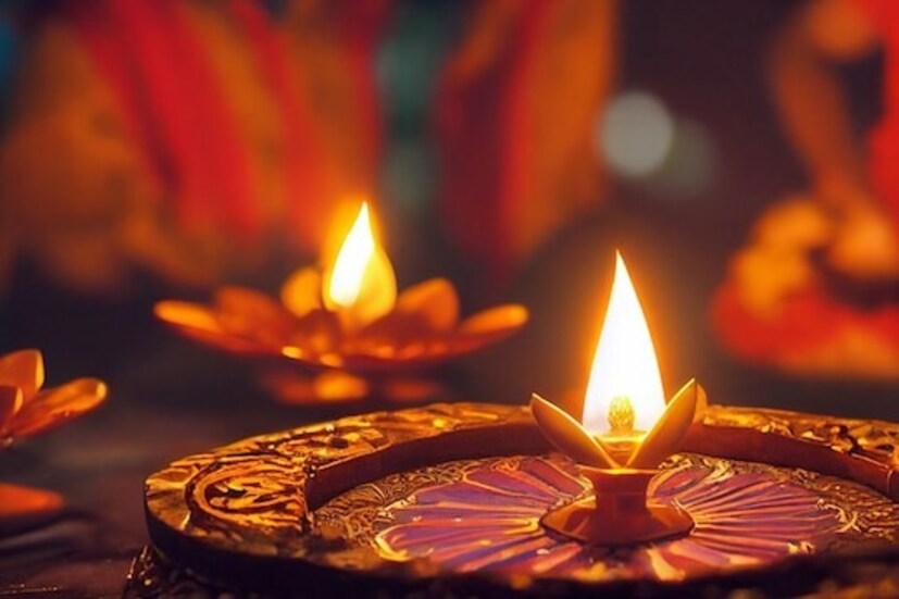 মৌনী অমাবস্যার সন্ধ্যায় সর্ষের তেলের প্রদীপ প্রজ্বলন করে বাড়ির মূল দরজার বাইরে রাখুন উত্তর দিকে মুখ করে। আরও একটি প্রদীর প্রজ্বলন করুন বাড়ির ঈশান কোণে। ঘিয়ে প্রজ্বলিত একটি প্রদীপ রাখুন তুলসিমঞ্চে। 