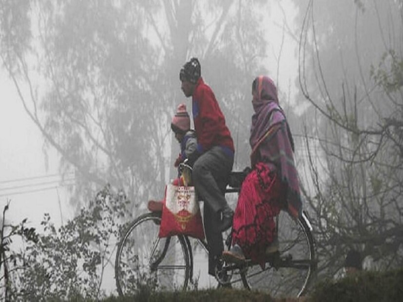 সপ্তাহান্তে সকাল ও সন্ধ্যায় শীতের আমেজ বজায় থাকবে, তবে দুপুরের দিকে উষ্ণতার অনুভূতি বাড়তে পারে। রবিবার থেকে তাপমাত্রা ফের বাড়তে শুরু করবে, মঙ্গলবারের মধ্যে ২ থেকে ৩ ডিগ্রি পর্যন্ত পারদ চড়তে পারে।