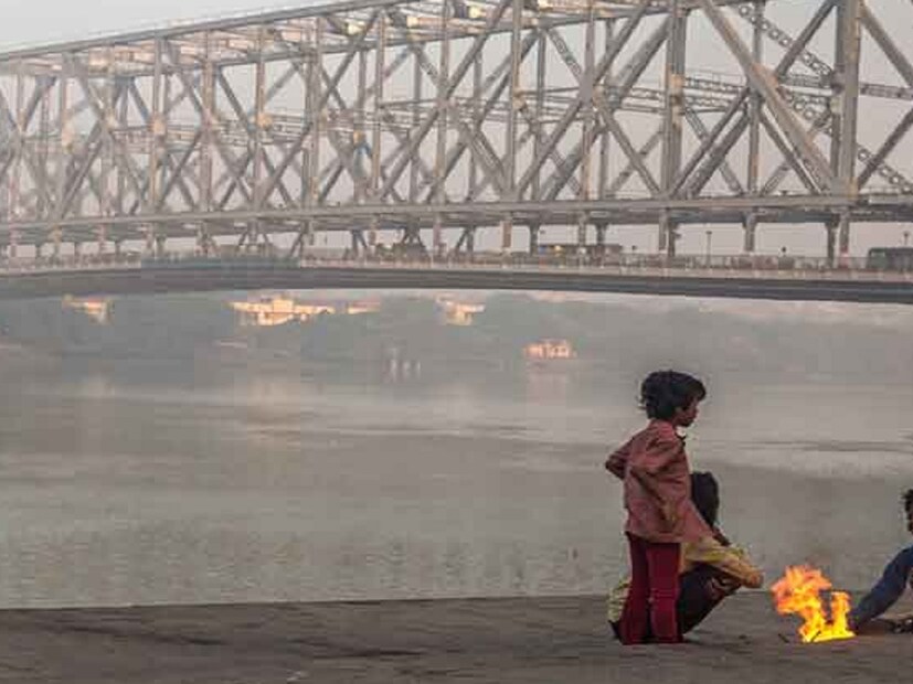 শীতের আমেজ থাকলেও চলতি সপ্তাহে আপাতত কনকনে ঠান্ডা পড়বে না। আলিপুর আবহাওয়া দফতর জানিয়েছে, আগামী চার-পাঁচ দিনে রাজ্যে তাপমাত্রায় বিশেষ হেরফের হওয়ার সম্ভাবনা নেই। তবে সপ্তাহান্তে ফের কিছুটা পারদপতন হতে পারে। নতুন করে পশ্চিমি ঝঞ্ঝা ঢুকেছে উত্তর-পশ্চিম ভারতে। এর ফলে উত্তুরে হাওয়া ফের বাধাপ্রাপ্ত হয়েছে। সেই কারণেই বাধা পড়ছে শীতে। আপাতত বঙ্গের সর্বত্র আবহাওয়া শুষ্কই থাকবে। কোথাও বৃষ্টির কোনও সম্ভাবনা নেই। Representative Image