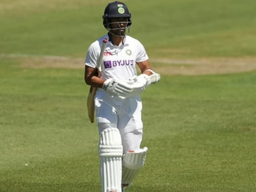 ১৭ বছরেরও বেশি সময় ক্রিকেট মাঠে দাপিয়ে বেড়িয়েছেন তিনি। কেরিয়ারের শেষ ম্যাচের আগে আবেগ প্রবণ ঋদ্ধি। অবসরের আগে তাকে অনন্য সম্মান দিল সিএবি। বৃহস্পতিবার ইডেনে পাঞ্জাব ম্যাচ শুরুর আগে ঋদ্ধিকে সংবর্ধনা দেন সিএবি সভাপতি স্নেহাশিস গাঙ্গুলি। তাঁর হাতে সতীর্থদের সই করা জার্সি তুলে দেন তিনি।