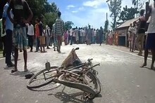 আর স্কুলে যাওয়া হল না, বাড়ির সামনেই লরির চাকায় পিষে শেষ সপ্তম শ্রেণির ছাত্র!