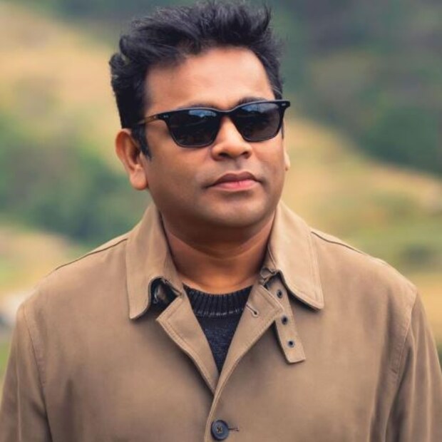 তিনি সুর সম্রাট, সুরের জাদুকর৷ আজ, ৬ জানুয়ারি এআর রহমানের জন্মদিন৷ ৫৭ বছরে পা দিলেন তিনি৷ সারা জীবন তিনি শুধু সুরের সাধনা করেছেন৷ এখনও সে পথেই হাঁটছেন তিনি৷ গান বা সুরের বাইরে তাঁর জীবনে কিছুই নেই৷ এমনকী মধুচন্দ্রিমার রাতেও তিনি বীণা বাজিয়েছিলেন নতুন বউকে পাশের ঘরে রেখে৷ 