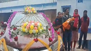 কন্যাসন্তান হওয়ায় সংবর্ধনা চিকিৎসকদের সংবর্ধনা দিলেন পরিবারের লোকজন। ছবি- নিজস্ব