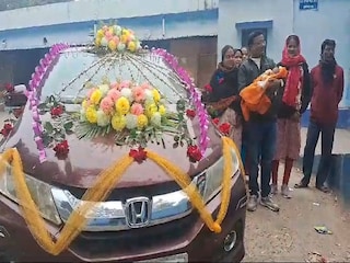 কন্যাসন্তান হওয়ায় সংবর্ধনা চিকিৎসকদের সংবর্ধনা দিলেন পরিবারের লোকজন। ছবি- নিজস্ব