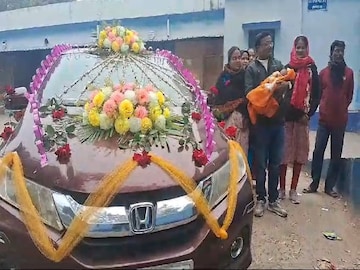 কন্যাসন্তান হওয়ায় সংবর্ধনা চিকিৎসকদের সংবর্ধনা দিলেন পরিবারের লোকজন। ছবি- নিজস্ব
