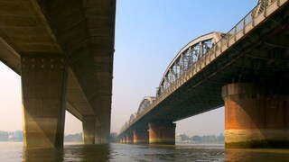 বালি ব্রিজ ও সি সি আর ব্রিজে রেল লাইন মেরামতির জন্য গত ২২ তারিখ রাত বারোটা থেকে প্রায় ১০০ ঘন্টা ট্রেন চলাচল বন্ধ ছিল বালি ব্রিজের কাজ শেষ হবার পর  সোমবার থেকে আবার ট্রেন চলাচল স্বাভাবিক হওয়ায় খুশি যাত্রীরা। 