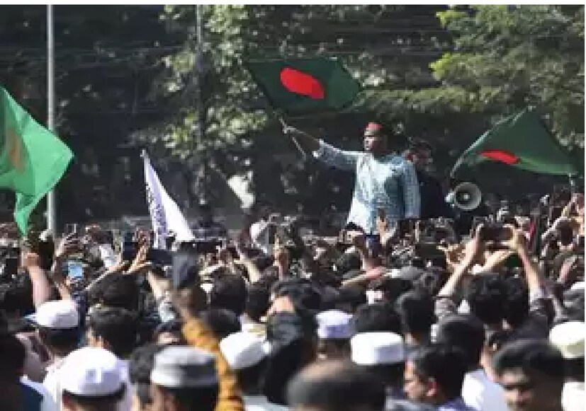 হাসিনার বিদায়ের পর থেকেই অন্তর্বর্তী সরকারের সদস্য থেকে শুরু করে হাসিনা বিরোধী আন্দোলনে অংশগ্রহণকারীরা উস্কানিমূলক মন্তব্য করে যাচ্ছেন ভারতের বিরুদ্ধে। সেই তালিকাতেই এবার নবতম সংযোজন গণঅধিকার পরিষদের সভাপতি নুরুল হক নুর। শনিবার দুপুরে রংপুরের গংগাচড়া উপজেলায় একটি অনুষ্ঠানে এসে তিনি মন্তব্য করেন, 'সীমান্তে বাংলাদেশের একটি লাশ পড়লে ভারতের দুটি পড়বে।'  

