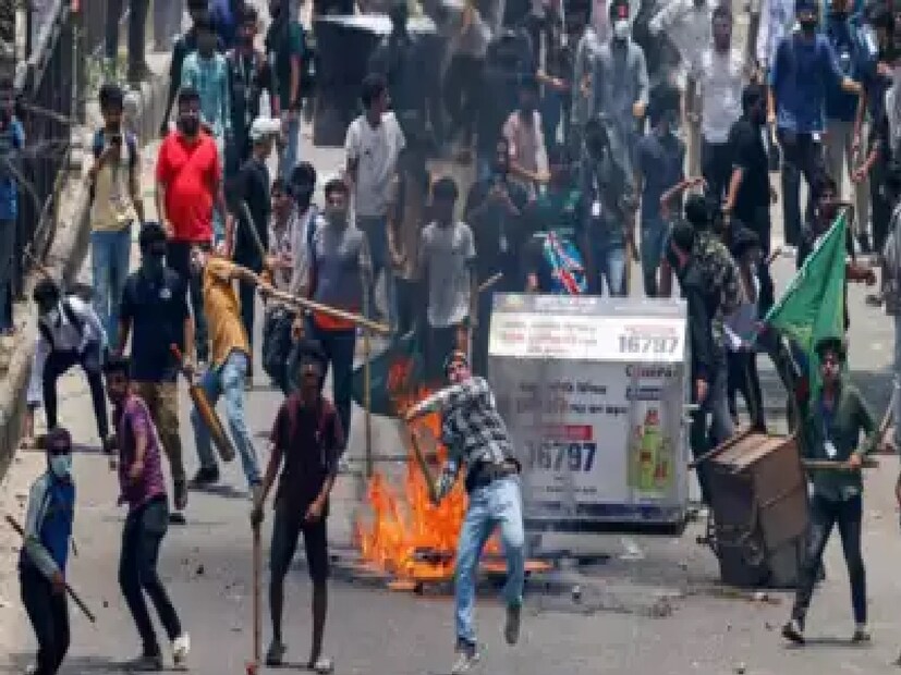 ভারতের প্রতিবেশী দেশ বাংলাদেশে সংখ্যালঘুদের পরিস্থিতি বর্তমানে চর্চিত বিষয়। বাংলাদেশে পরিস্থিতি ভাল, মুহম্মদ ইউনূস এমন দাবি করলেও শেখ হাসিনার সরকার ক্ষমতা ছাড়ার পর সেখানে হিন্দুদের অবস্থার সত্যতা নিজেই তুলে ধরছেন তাঁরা, যাঁরা প্রতিবেশী দেশ থেকে পালিয়ে এসে ভারতে আসছেন। 