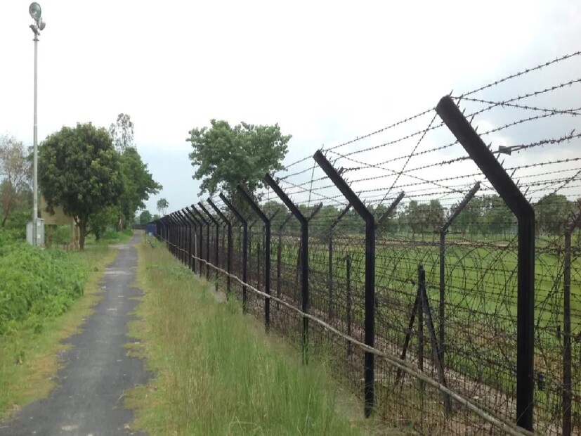 ভারত দুই সরকার এবং সীমান্ত নিরাপত্তা বাহিনী এবং বর্ডার গার্ডস বাংলাদেশের মধ্যে সব প্রটোকল এবং চুক্তি অনুসরণ করেছে, বেড়াসহ সীমান্ত নিরাপত্তা ব্যবস্থার বিষয়ে । ভারত আন্তঃসীমান্ত অপরাধমূলক কার্যকলাপ, চোরাচালান, অপরাধীদের চলাচল এবং চোরাচালানের চ্যালেঞ্জগুলিকে কার্যকরভাবে মোকাবেলা করে অপরাধমুক্ত সীমান্ত নিশ্চিত করার প্রতিশ্রুতি পুনর্ব্যক্ত করেছে। সীমান্তের নিরাপত্তার জন্য কাঁটাতারের বেড়া স্থাপন, সীমানা আলোর ব্যবস্থা, প্রযুক্তিগত সরঞ্জাম স্থাপন এবং গবাদি পশুর বেড়া স্থাপনের ব্যবস্থা রয়েছে।