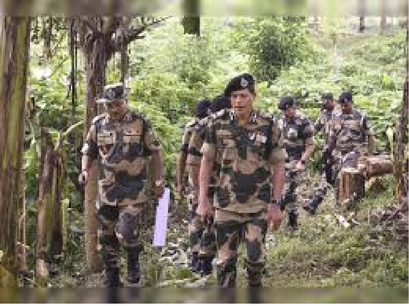 তিনি আরও দাবি করেন যে, বাংলাদেশে অস্থিতিশীলতার কারণে হাজার হাজার হিন্দু ভারত পালানোর কথা ভাবছেন, কিন্তু অনেক কারণে অনেকেই সাহস করতে পারছে না। সরকার বলেন, &quot;আপনার বাড়ি এবং সম্পত্তি ছেড়ে অন্য দেশে চলে যাওয়া কোনো ছোট বিষয় নয়। আমার বাবা বনের মধ্যে দিয়ে এসেছেন। তিনি বৃদ্ধ, তিনি মারা যেতে পারতেন।&quot;