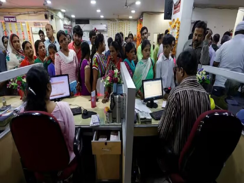 জানুয়ারি ২০২৫-এ রাজ্যভিত্তিক ব্যাঙ্ক ছুটির সম্পূর্ণ তালিকা:  - **১ জানুয়ারি ২০২৫ (বুধবার):** নতুন বছরের দিন/লোসঙ/নামসঙ (আইজল, চেন্নাই, গ্যাংটক, ইম্ফল, ইটানগর, কোহিমা, কলকাতা এবং শিলং)।  
- **২ জানুয়ারি ২০২৫ (বৃহস্পতিবার):** লোসঙ/নামসঙ/নতুন বছরের উদযাপন (আইজল এবং গ্যাংটক)।  
- **৫ জানুয়ারি ২০২৫ (রবিবার):** সারা ভারতে বন্ধ।  
