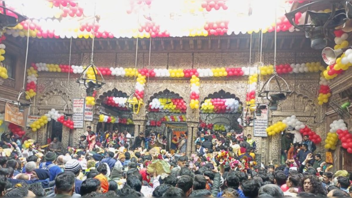 বছরের প্রথম দিন মথুরার বাঁকে বিহারী মন্দিরে ভক্তদের ঢল