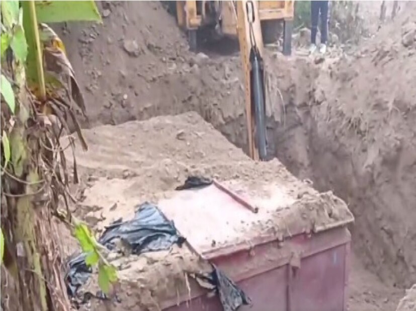 বাঙ্কার উদ্ধারের কাজে নিযুক্ত করা হয়েছে জেসিবি। তবে এই ঘটনায় এখনও পর্যন্ত কাউকে গ্রেফতার করতে পারিনি পুলিশ। ঘটনার তদন্ত চলছে। অন্যদিকে এত বাঙ্কার উদ্ধার হওয়ায় আতঙ্কে স্থানীয় বাসিন্দারা।