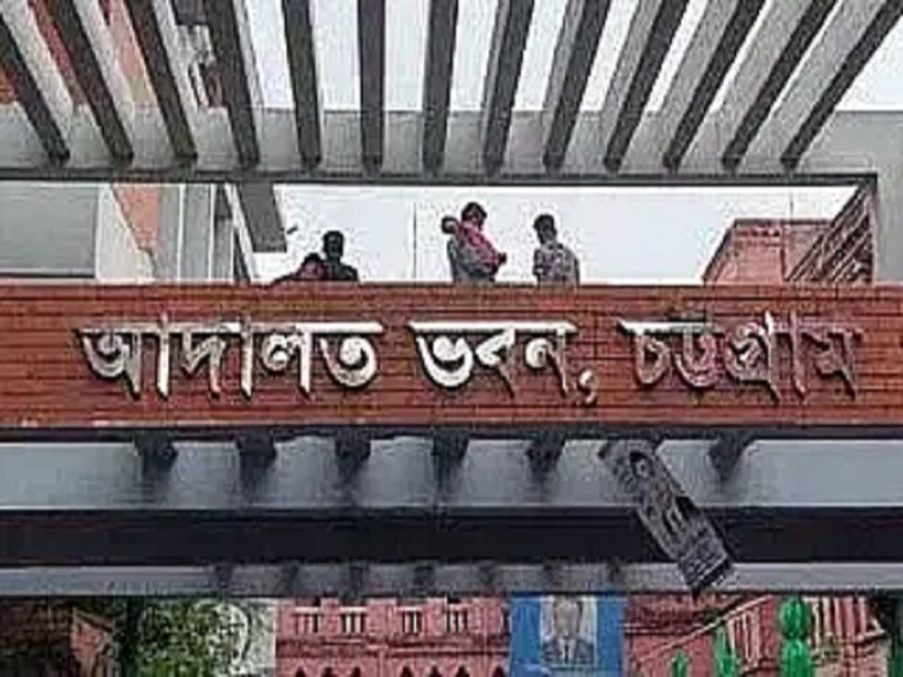 কী অবস্থা বাংলাদেশে! চিন্ময়কৃষ্ণ দাসকে নিয়ে উত্তাল হয়ে উঠেছিল চট্টগ্রাম আদালত, সেই আদালত থেকেই চুরি হওয়া ৯ বস্তা মামলার নথি (কেইস ডকেট বা সিডি) উদ্ধার করেছে পুলিশ। এক সময় এক চা বিক্রেতাকে আটক করা হয়েছে। বৃহস্পতিবার সকালে কোতোয়ালী থানা এলাকা থেকে এই সব নথি উদ্ধার করা হয়। 