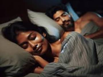 স্বামী-স্ত্রী বিছানায় ঘুমোচ্ছিলেন..! মাঝরাতে হঠাৎ খসখস, দরজা খুলতেই কেঁপে উঠল স্বামী-স্ত্রী বিছানায় ঘুমোচ্ছিলেন..! মাঝরাতে হঠাৎ খসখস, দরজা খুলতেই কেঁপে উঠল