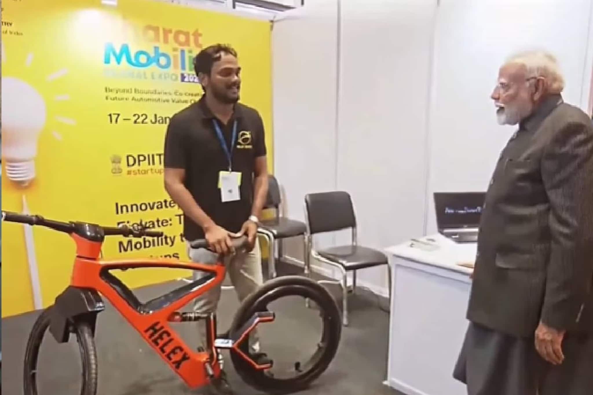 স্পোক ছাড়া টায়ার, প্যাডেলেও নেই! হাবলেস সাইকেল দেখে অবাক মোদি