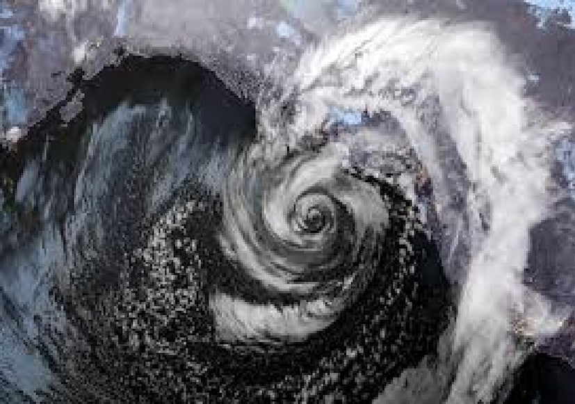 **রেড অ্যালার্ট** ইওউইন ঝড় নিয়ে যুক্তরাজ্যের আবহাওয়া দপ্তরের মধ্যে আতঙ্কের পরিস্থিতি সৃষ্টি হয়েছে। কর্মকর্তারা জানিয়েছেন যে তারা আবহাওয়া নিয়ে রেড অ্যালার্ট জারি করা থেকে সাধারণত বিরত থাকেন। তবে ইওউইন ঝড় এতটাই বিপজ্জনক যে রেড অ্যালার্ট জারি করা ছাড়া অন্য কোনও উপায় নেই। 