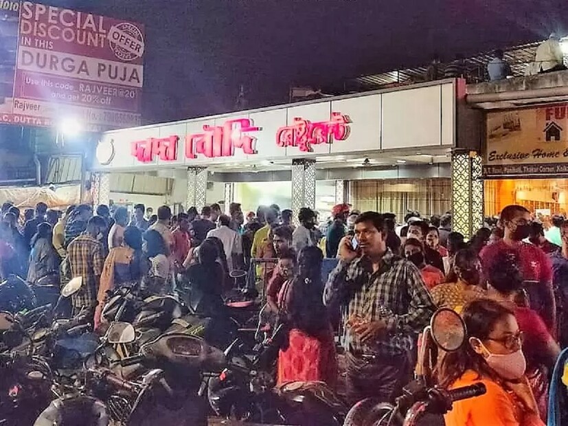 দাদাগিরির মঞ্চে প্রতি এপিসোডেই কিছু নতুন চমক থাকে। কখনও সেই চমক দেখে হা হয়ে যান খোদ সৌরভও। একবার হলও তেমনই। দাদাগিরির মঞ্চে সেই এপিসোডে হাজির ব্যারাকপুরের দাদা-বৌদি বিরিয়ানির স্রষ্টা। তাঁদের সামনে পেয়ে আপ্লুত হয়ে গিয়েছিলেন সৌরভও।